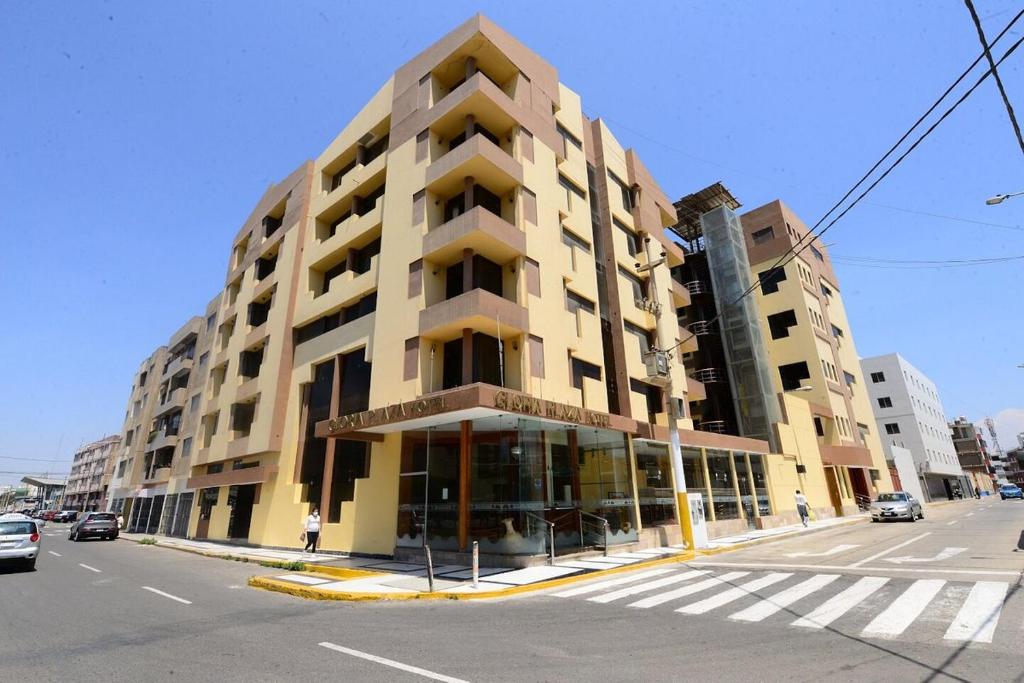 un gran edificio en la esquina de una calle en GLORIA PLAZA HOTEL, en Chiclayo