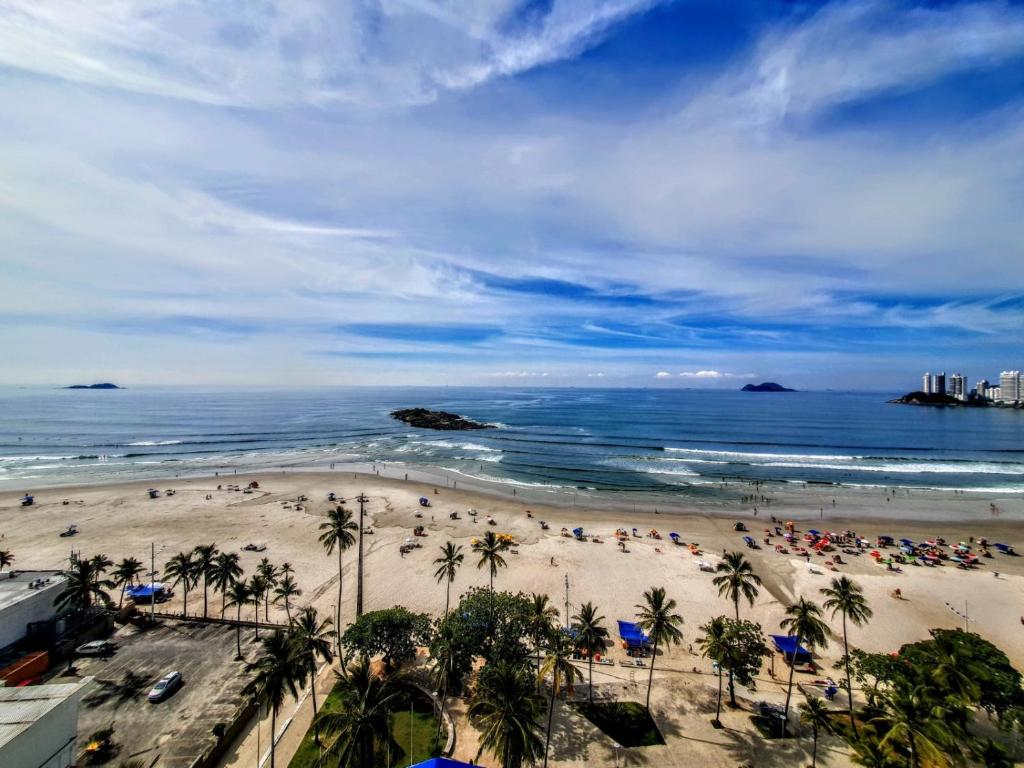 Apartamento frente mar Guarujá Pitangueiras pé na areia photo