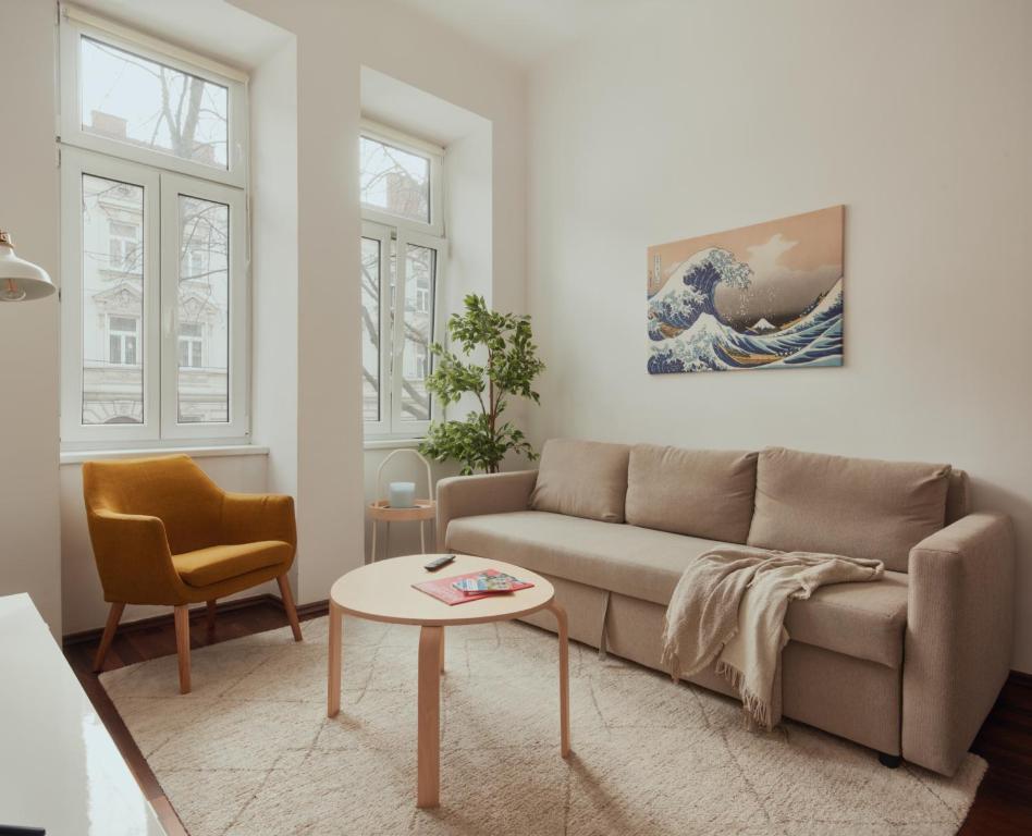 - un salon avec un canapé et une table dans l'établissement Perfecto Apartments with Designers Touch 24H Check-in, à Vienne