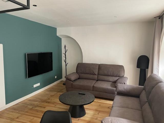 un salon avec un canapé et une table dans l'établissement T3 au pied des pistes CAUTERETS, à Cauterets