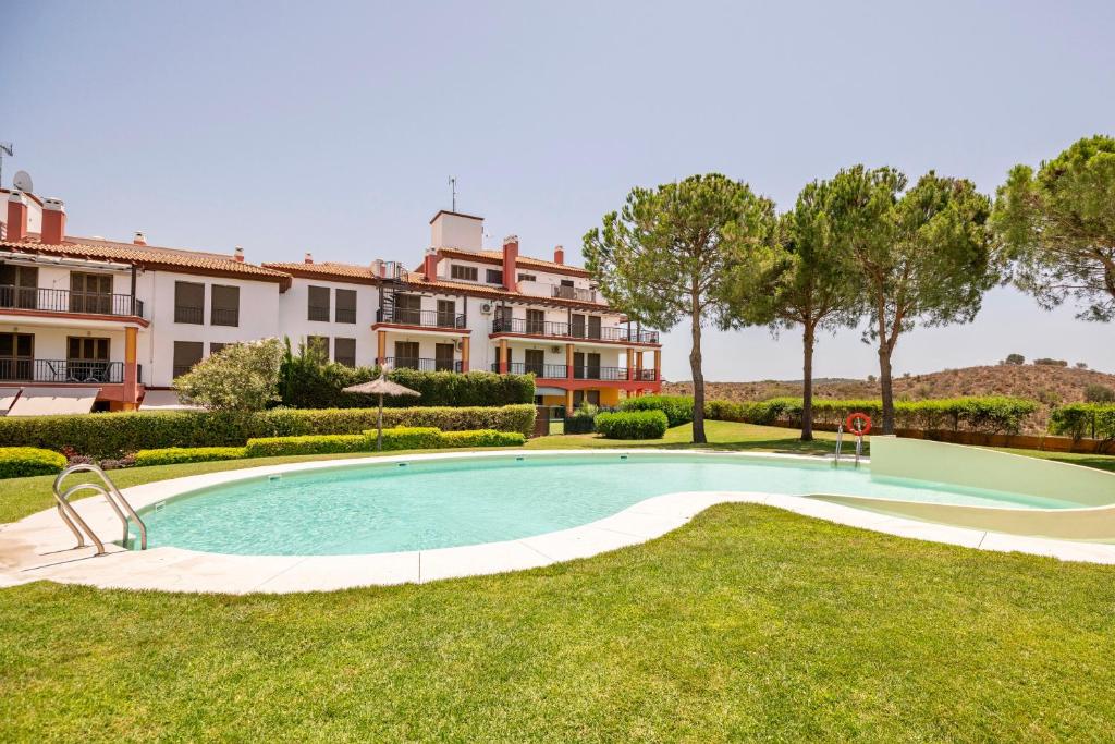Piscina de la sau aproape de Wonderluxury Esuri GOLF