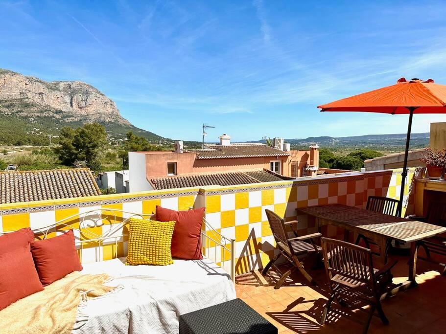 un patio con una mesa y una sombrilla en el techo en Penthouse in Jesus Pobre, en Jesús Pobre