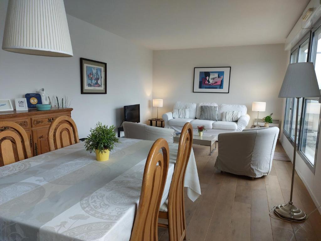 uma sala de estar com uma mesa e um sofá em Suite Molinel em Lille