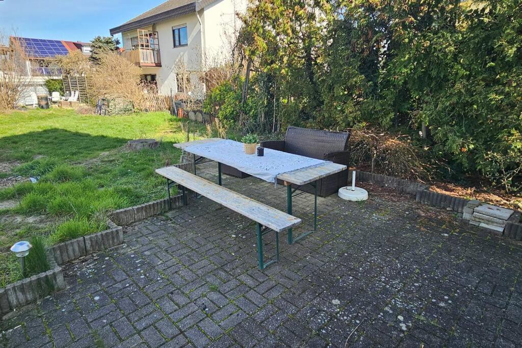un tavolo da picnic con panchina in un cortile di Renoviertes ruhiges Gartenapartment a Ketsch
