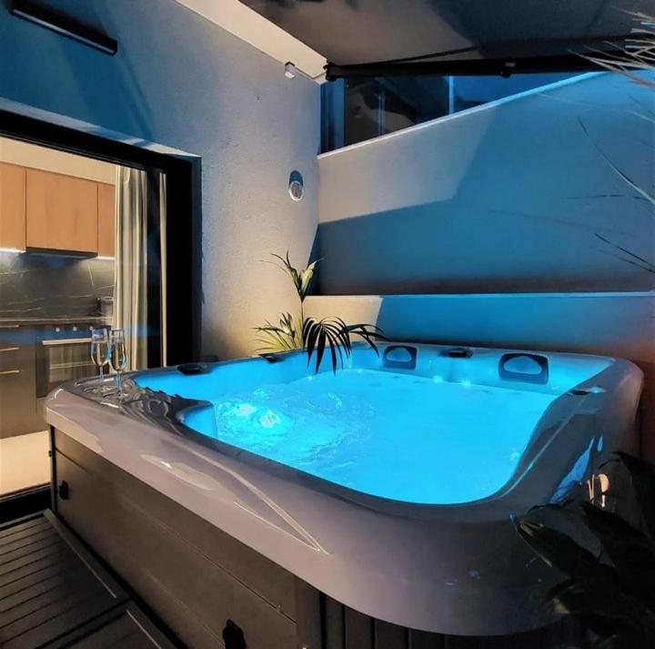een groot blauw bad in een kamer bij BlueMotion - MediSuite in Piraeus