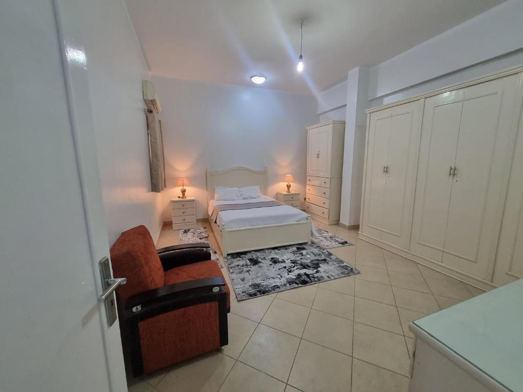 Postel nebo postele na pokoji v ubytování Abo Hisham Nile Flat