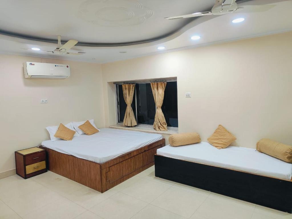 Giường trong phòng chung tại Shree Niwas Home Stay
