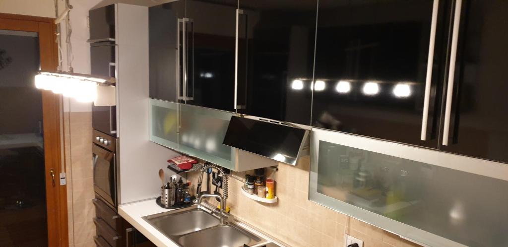Kuchyň nebo kuchyňský kout v ubytování Sky Lounge Terrazza di Cesare Luxury Rooftop minipiscina-spa Sala Cinema WIFI parcheggio