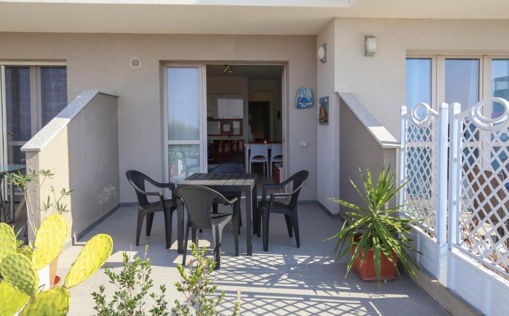 eine Terrasse mit einem Tisch und Stühlen auf dem Balkon in der Unterkunft Vacanze da Favola in Castelsardo