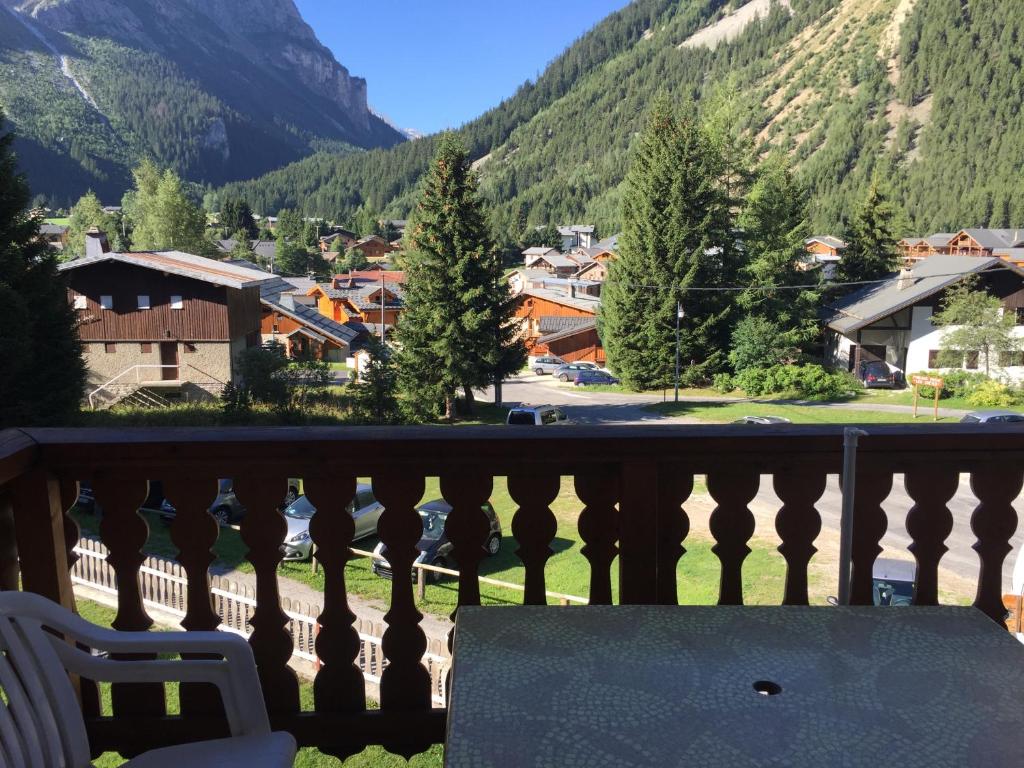 Elle comprend un balcon offrant une vue sur la ville et les montagnes. dans l'établissement Beau 3 pièces avec vue Montana 4, à Pralognan-la-Vanoise