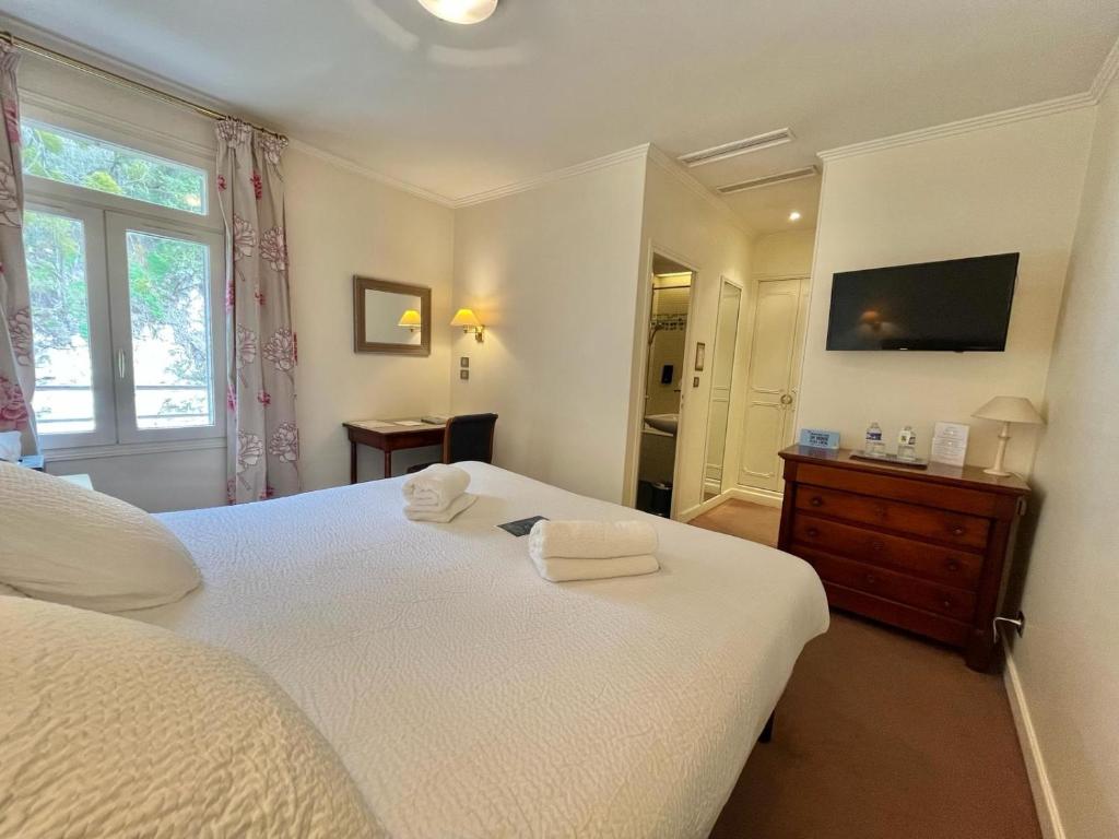 Postel nebo postele na pokoji v ubytování Logis Hôtel Le Rivage