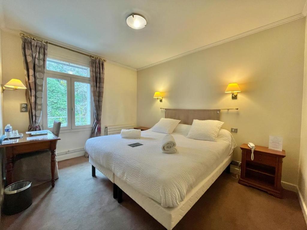 Postel nebo postele na pokoji v ubytování Logis Hôtel Le Rivage