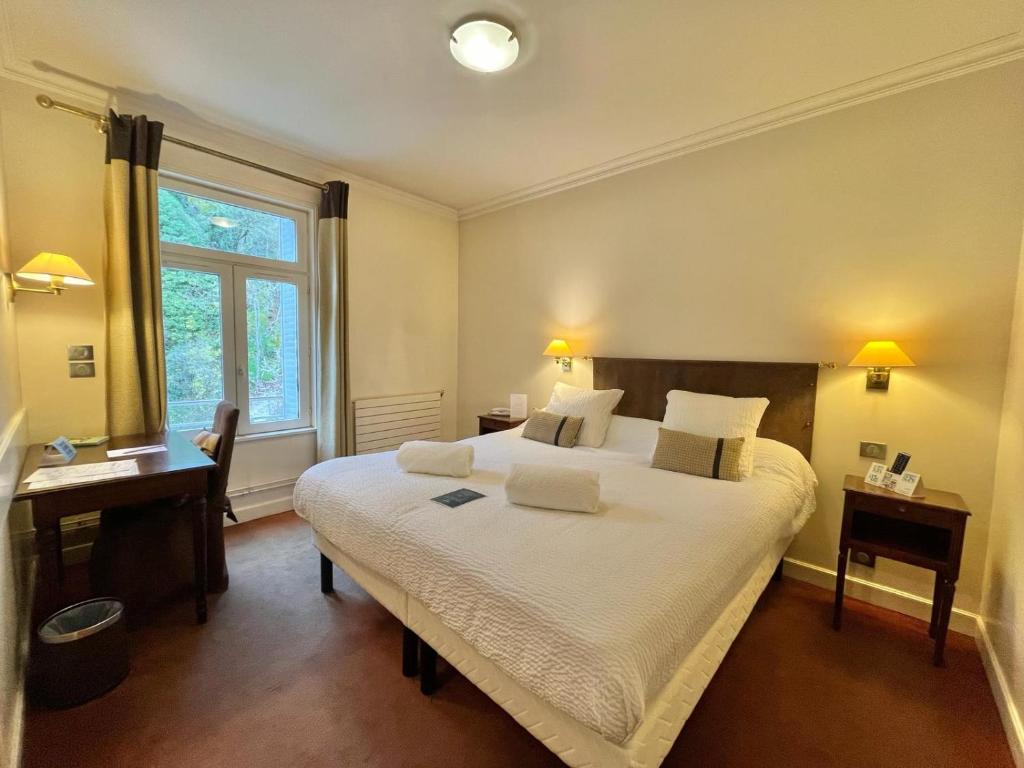 Postel nebo postele na pokoji v ubytování Logis Hôtel Le Rivage