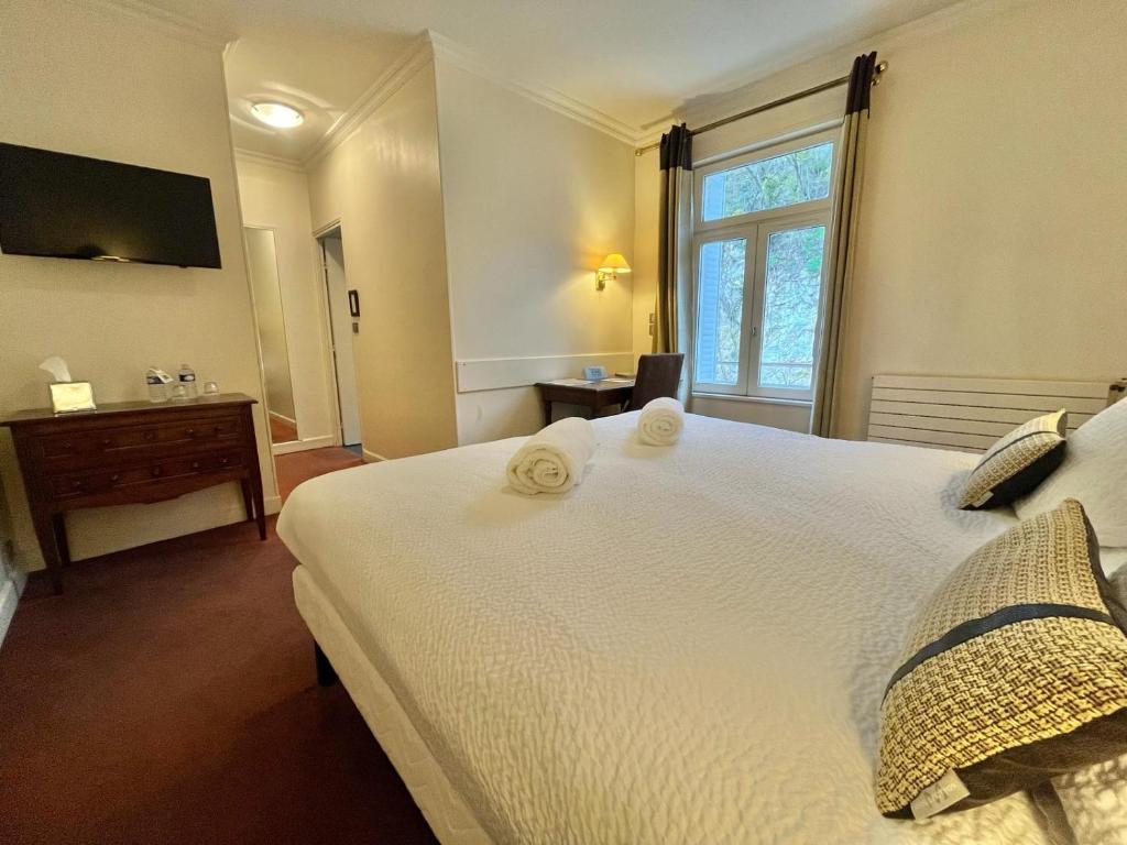 Postel nebo postele na pokoji v ubytování Logis Hôtel Le Rivage