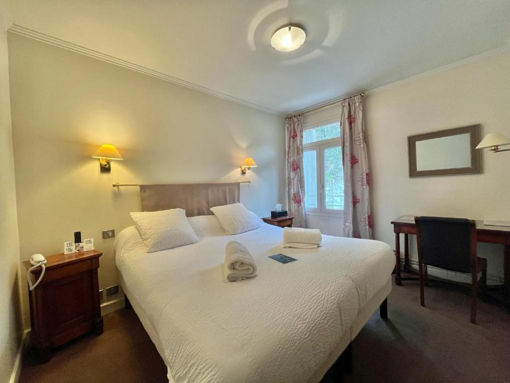 Postel nebo postele na pokoji v ubytování Logis Hôtel Le Rivage