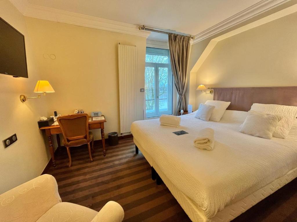 Postel nebo postele na pokoji v ubytování Logis Hôtel Le Rivage