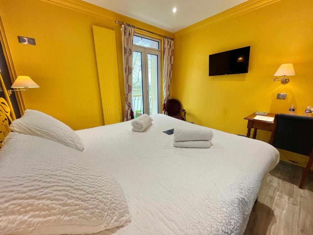 Postel nebo postele na pokoji v ubytování Logis Hôtel Le Rivage