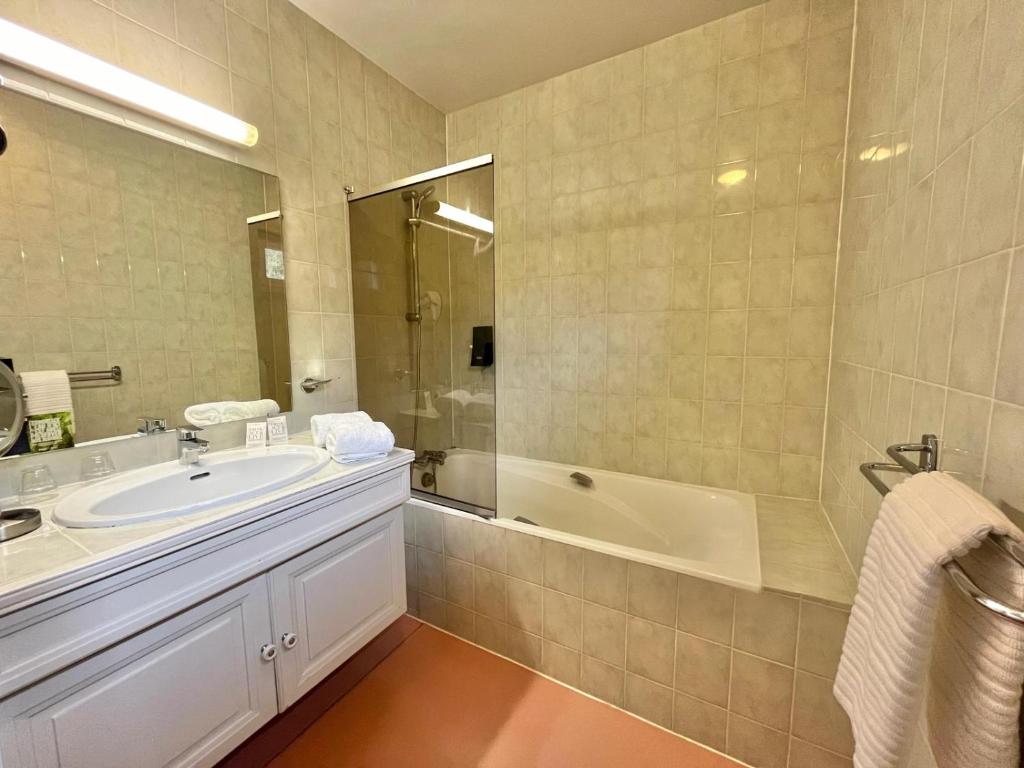 Koupelna v ubytování Logis Hôtel Le Rivage