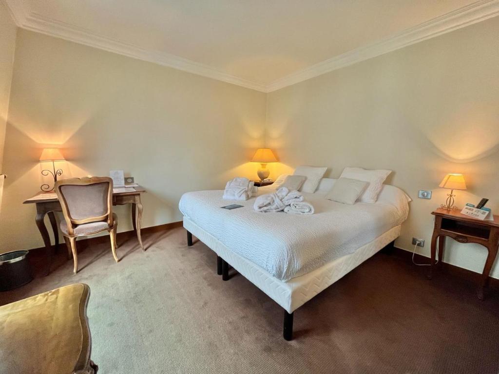 Postel nebo postele na pokoji v ubytování Logis Hôtel Le Rivage