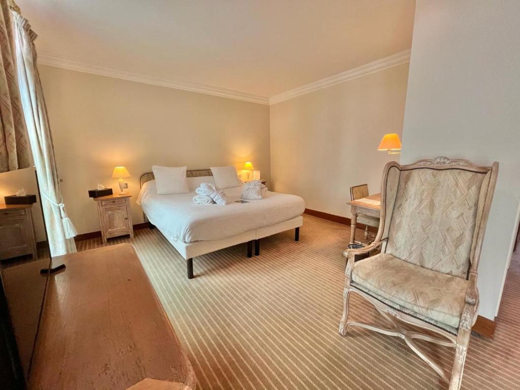 Postel nebo postele na pokoji v ubytování Logis Hôtel Le Rivage