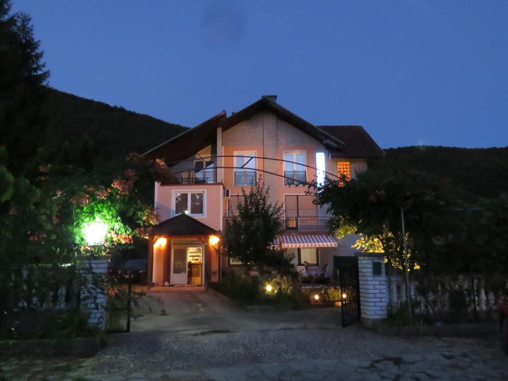a house at night with lights on at Villa Artemida apartman in Kulen Vakuf