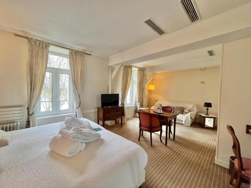 Postel nebo postele na pokoji v ubytování Logis Hôtel Le Rivage