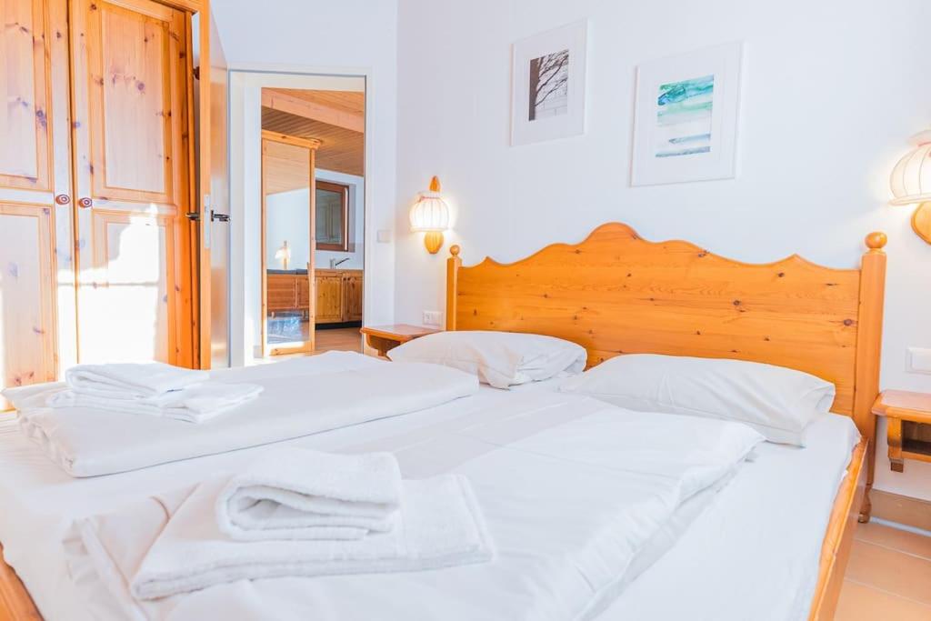 Postel nebo postele na pokoji v ubytování Gerlitzen Berg- und Seenurlaub