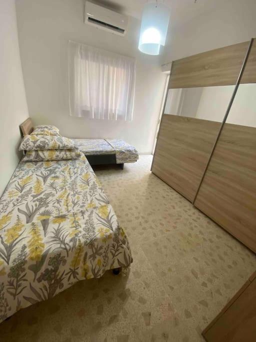 Een bed of bedden in een kamer bij Lovely Central Large Maisonette
