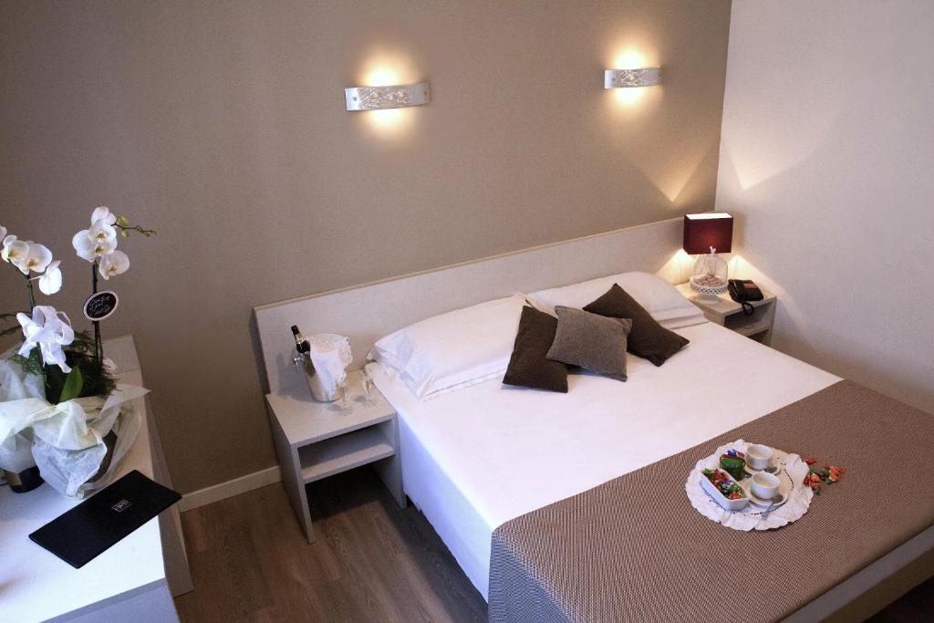 Postel nebo postele na pokoji v ubytování Hotel Mennini