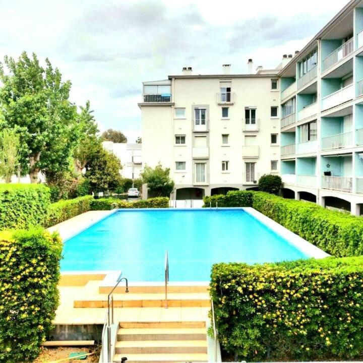 Bazén v ubytovaní Front de Mer et Grande Piscine pour un appartement chic et cosy, appartement en résidence à Canet en Roussillon, à 10 minutes de Perpignan alebo v jeho blízkosti