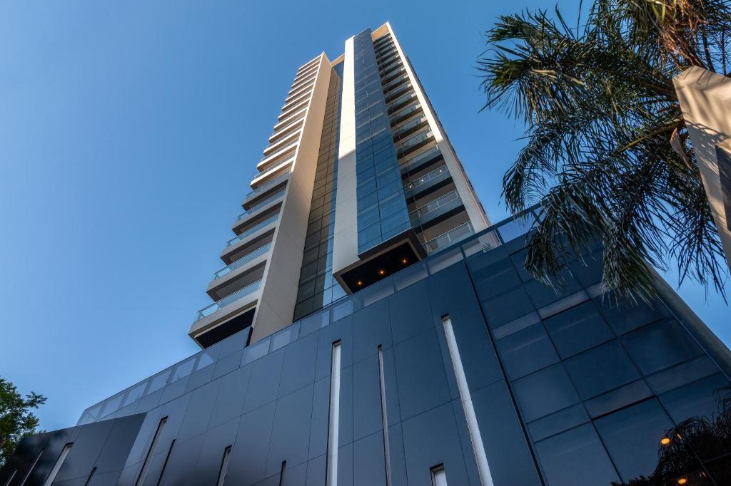 un grand bâtiment avec un ciel bleu en arrière-plan dans l'établissement ÚNICO - Stay & Residences by AVA, à Asuncion
