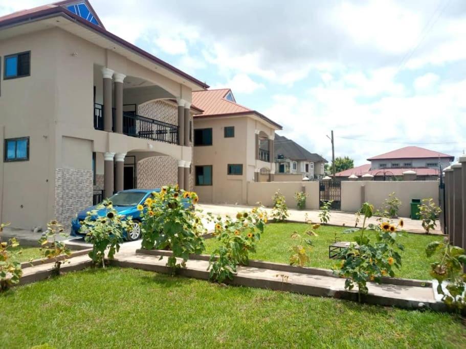 ein Haus mit Garten davor in der Unterkunft Luxury Apartments in Kumasi