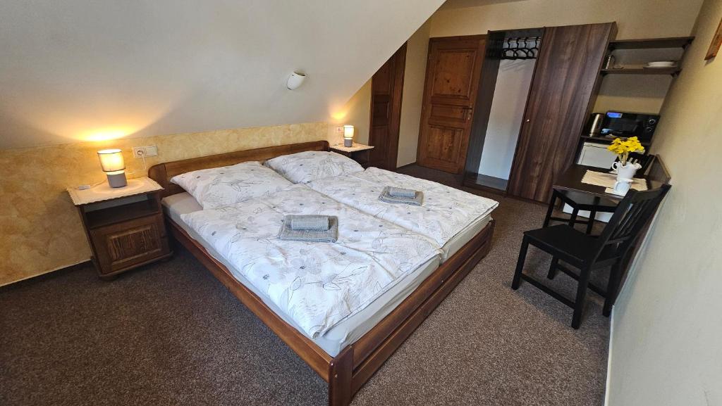 Postel nebo postele na pokoji v ubytování Krkonošská chaloupka