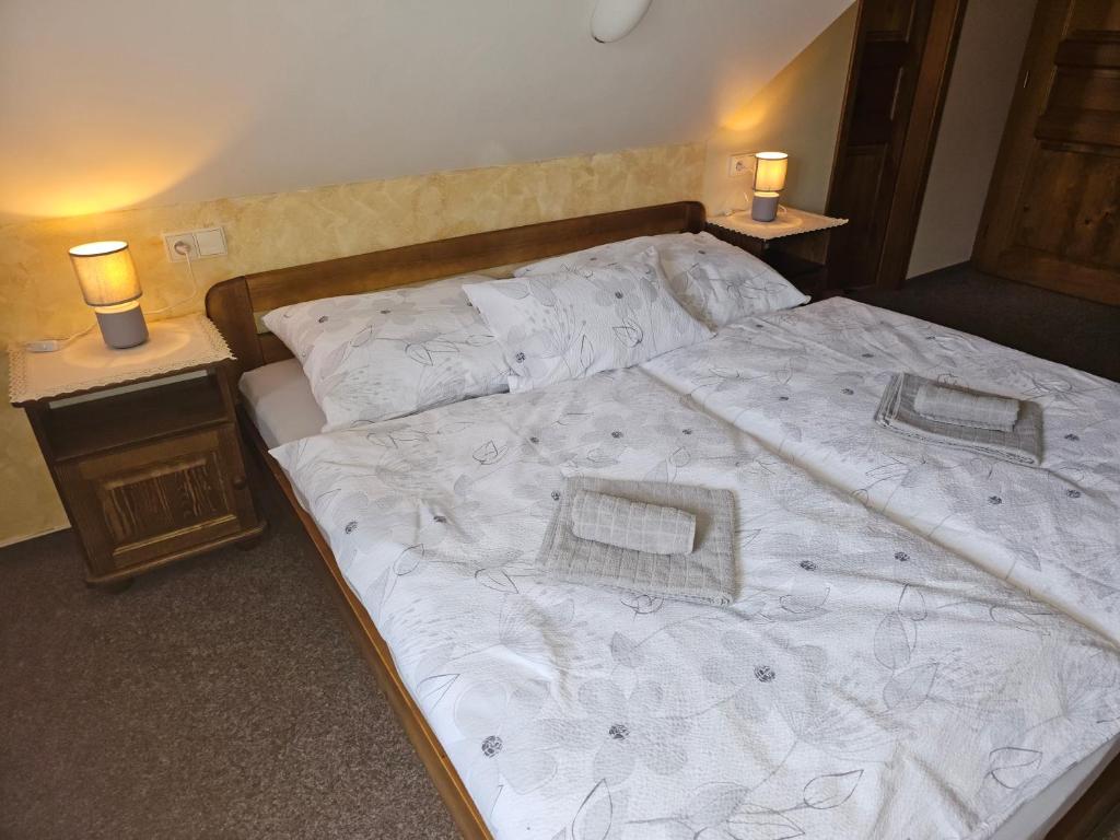 Postel nebo postele na pokoji v ubytování Krkonošská chaloupka