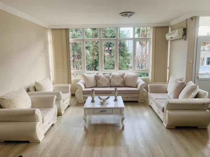 uma ampla sala de estar com sofás e uma mesa de centro em LuxuryHome em Seyhan