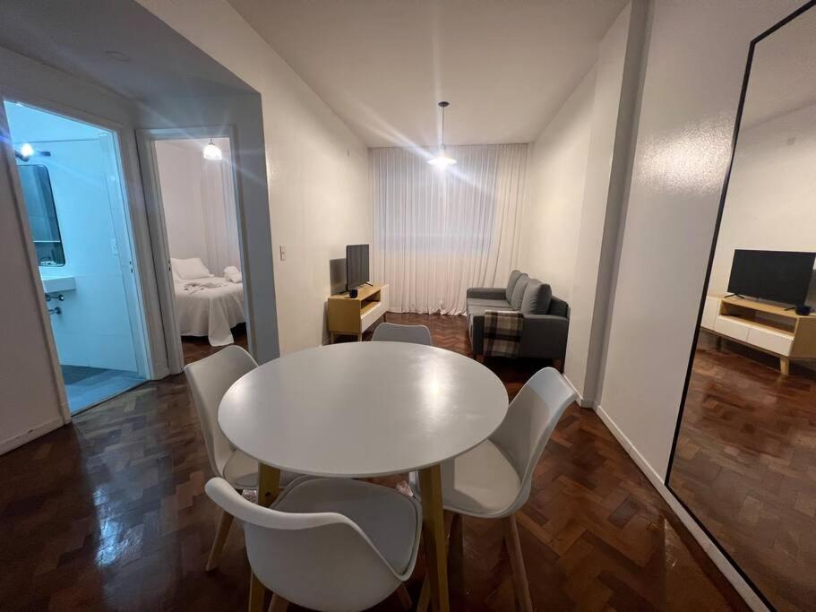 Zonă de luat masa în acest apartament