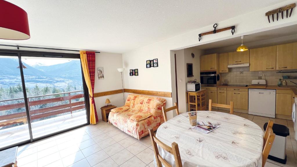 Kuchyň nebo kuchyňský kout v ubytování Bel appart - 2 chambres - terrasse - vue exceptionnelle - à 5 minutes du centre ville