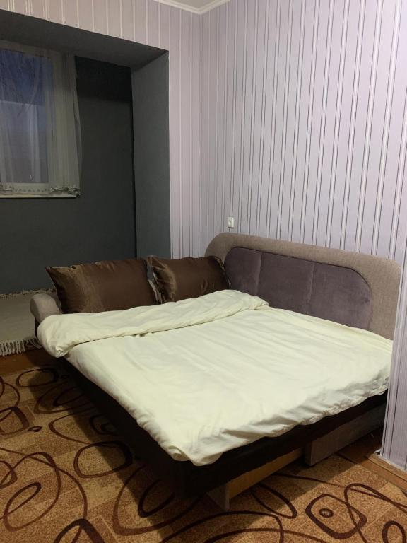 un letto nell'angolo di una camera di Iva Apartment a Rivne