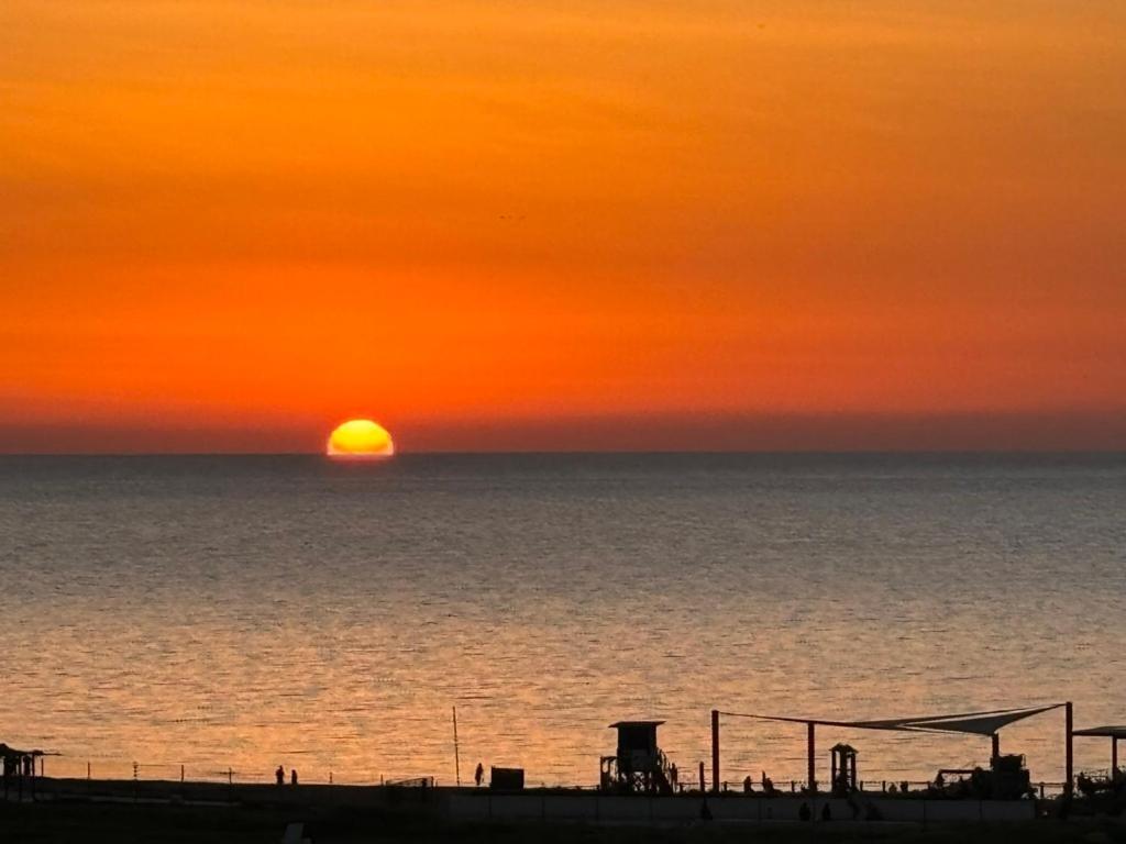 zachód słońca nad oceanem i słońce na horyzoncie w obiekcie Venus Seaview 2B, Rooftop, PRIME Location, Paphos w Pafos