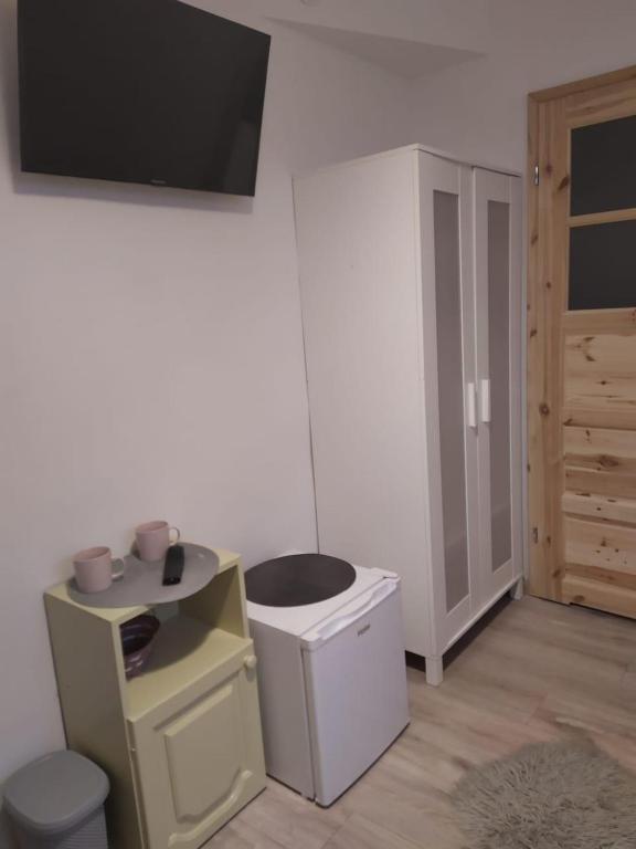 Televízia a/alebo spoločenská miestnosť v ubytovaní "Miło.Tu" Pokoje Gościnne