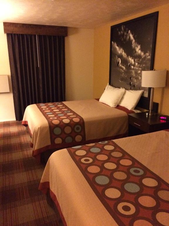 Super 8 by Wyndham Idaho Falls - Habitación Con 3 Camas Grandes - No Fumadores