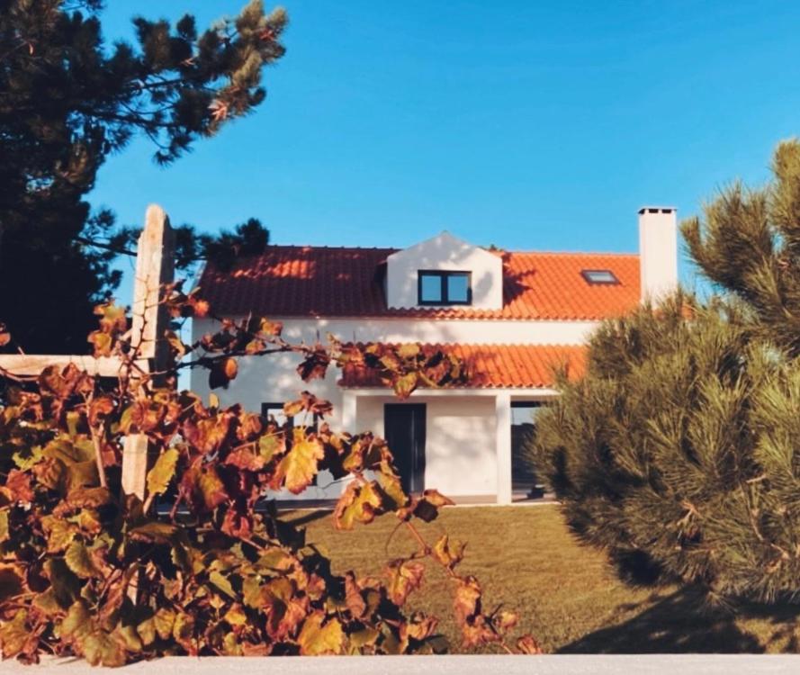 ein weißes Haus mit rotem Dach in der Unterkunft 45 Pines West in Açafora