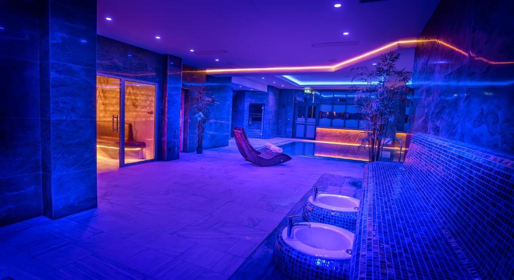 bagno con servizi igienici in una camera con illuminazione viola di The Quay Hotel and Spa a Conwy