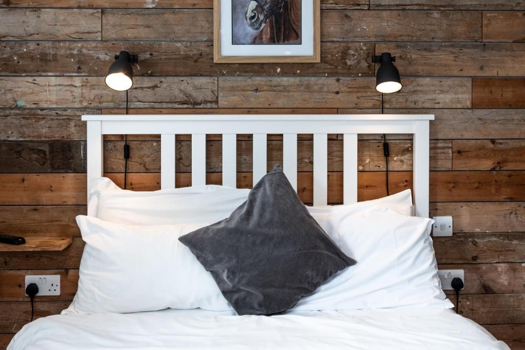 1 dormitorio con cama blanca y almohadas blancas en The Dukes en Leighton Buzzard