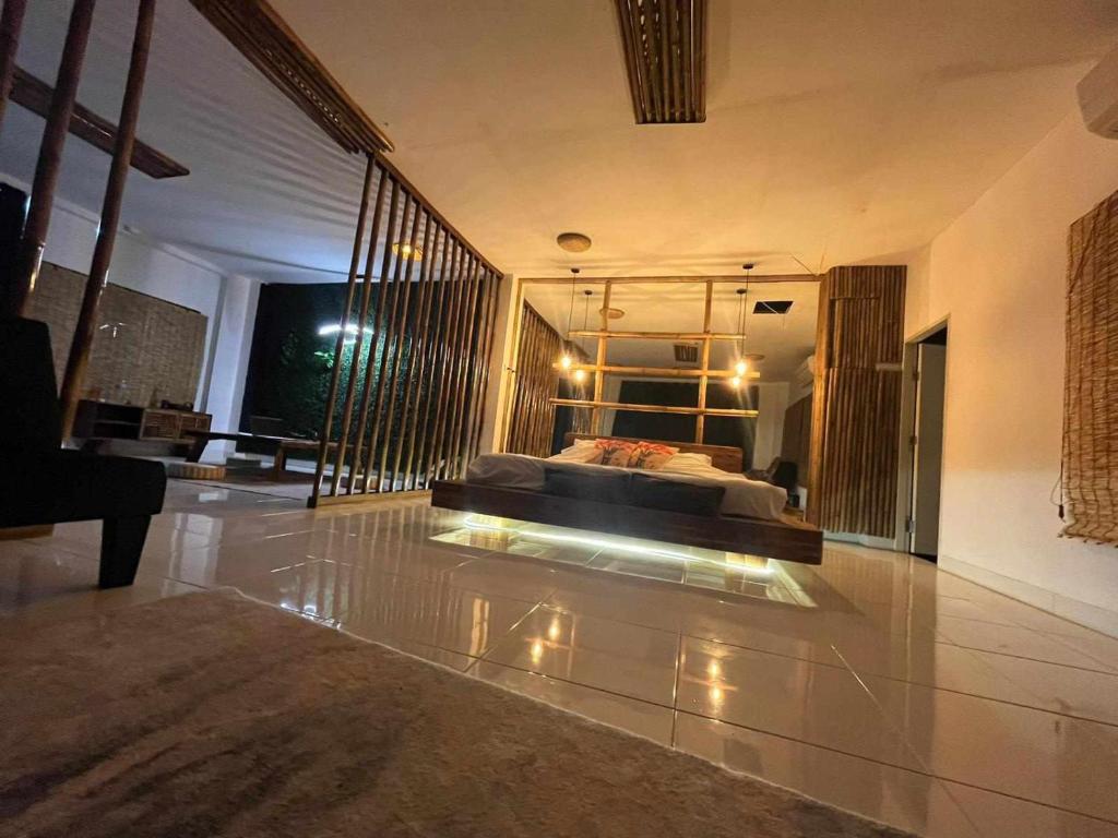 um quarto com uma cama num quarto grande em Cassiopeia Srithanu Apartments em Srithanu