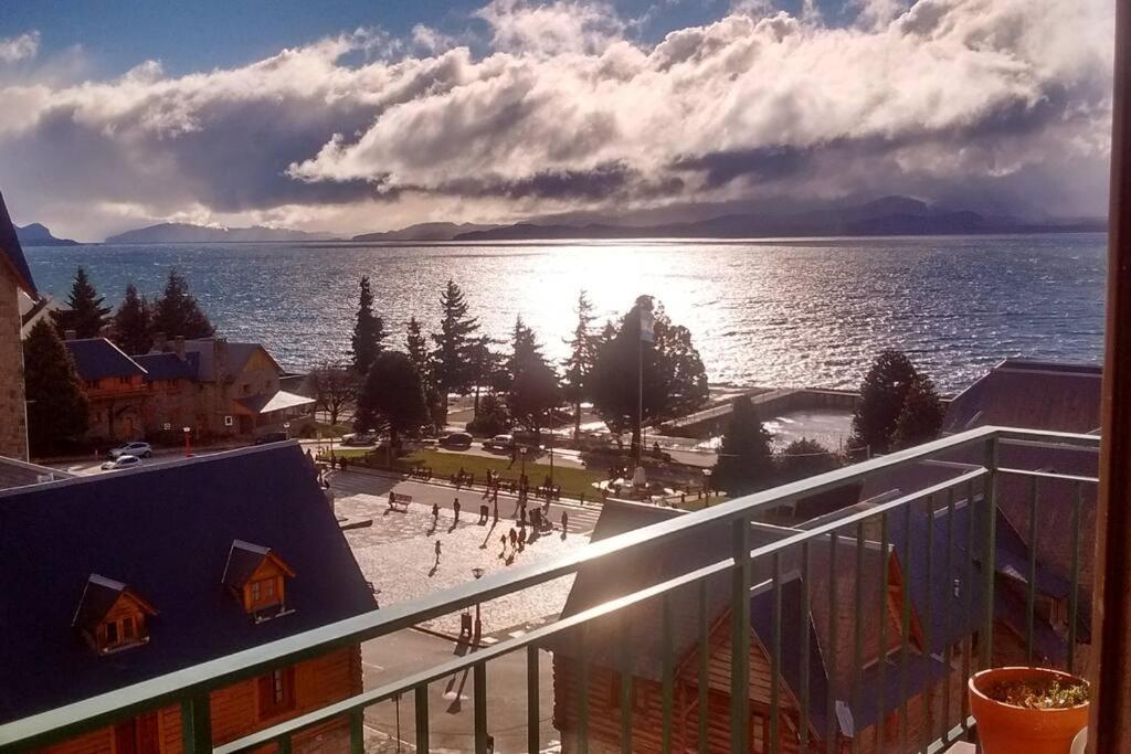 Blick auf das Wasser vom Balkon eines Gebäudes in der Unterkunft LUMINOSO FUNCIONAL. UBICACION Y VISTA INMEJORABLES in San Carlos de Bariloche