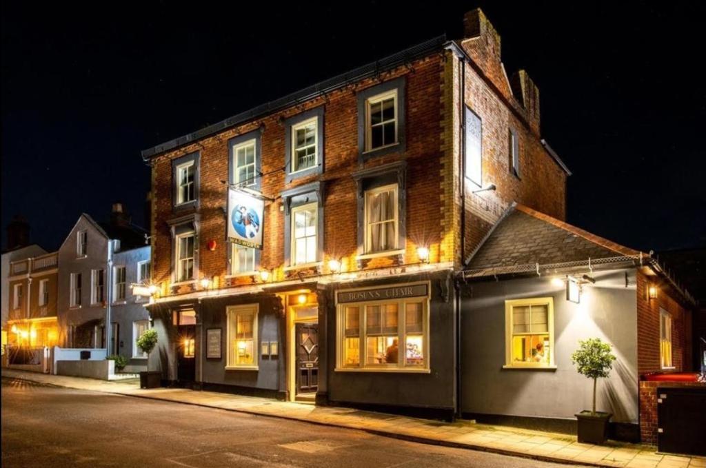 un edificio in mattoni con luci su una strada di notte di Bosuns Chair a Lymington