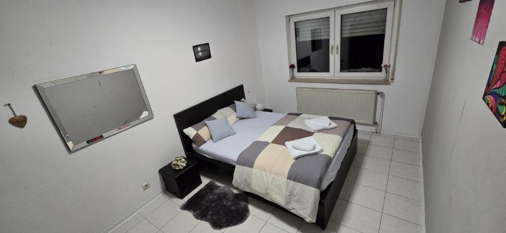 1 dormitorio con 1 cama en una habitación con ventana en Guest house Offenbach en Bürgel