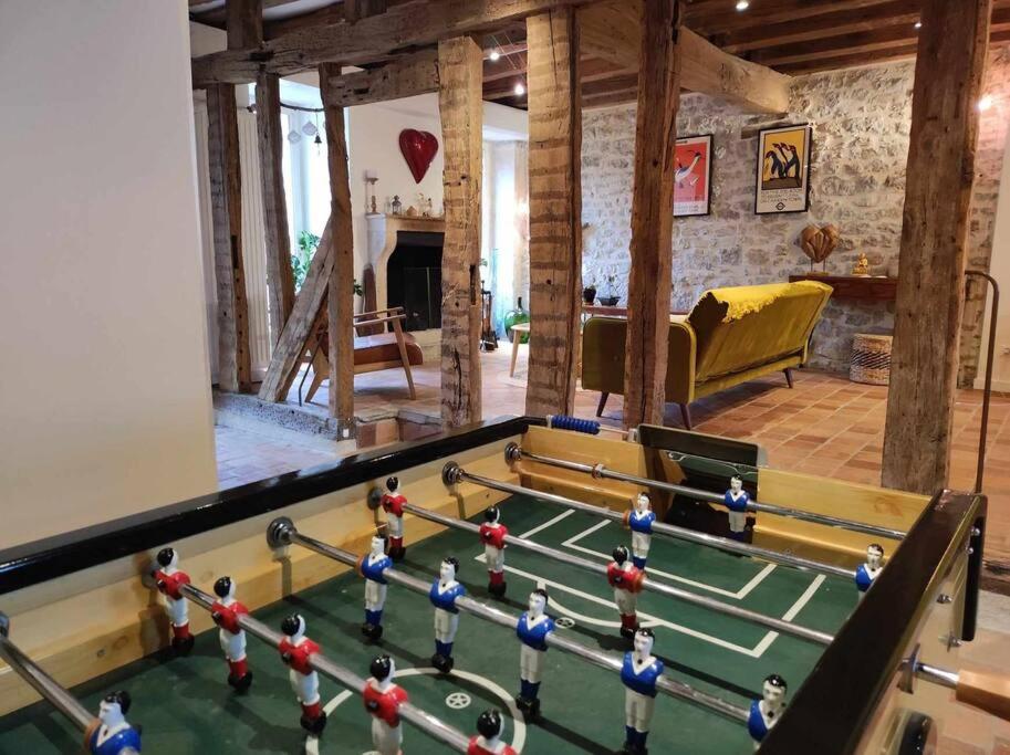a ping pong table in a living room at La maison du Boulanger in Pontaubert
