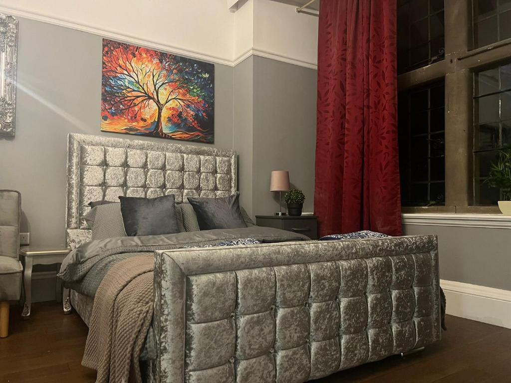 ein Schlafzimmer mit einem Bett und einem Wandgemälde in der Unterkunft Immaculate Studio in Bristol in Bristol